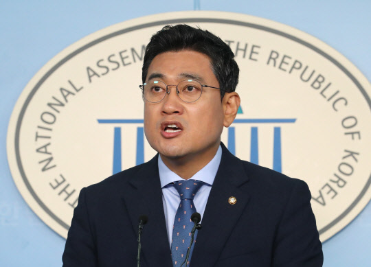 기자회견하는 오신환 바른미래당 원내대표(사진=연합뉴스)